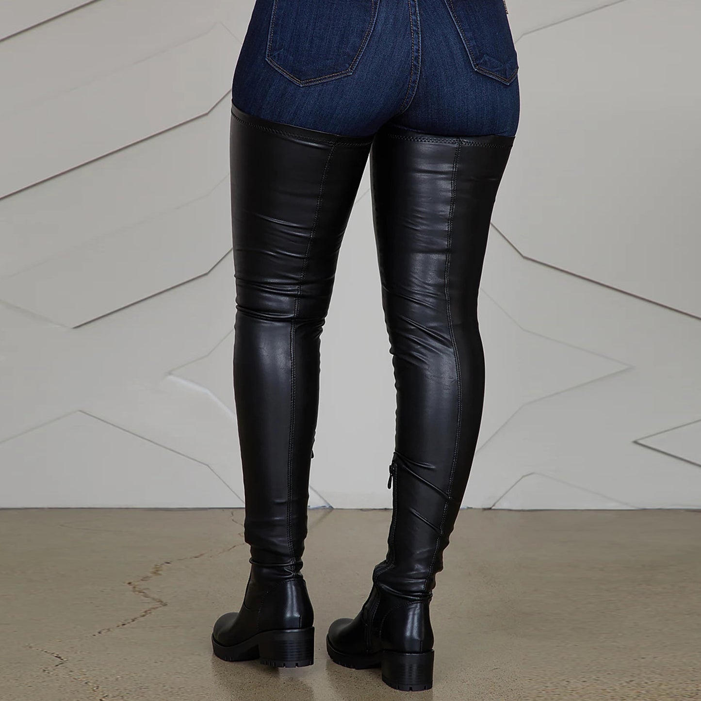Elegantní Ortopedické Kozačky s Unikátním Designem